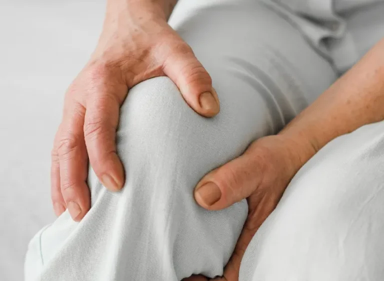 Starija žena drži se za koljeno zbog boli uzrokovane artrozom koljena