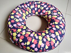 "Donut" jastuk s otvorom u sredini za bol u trtici